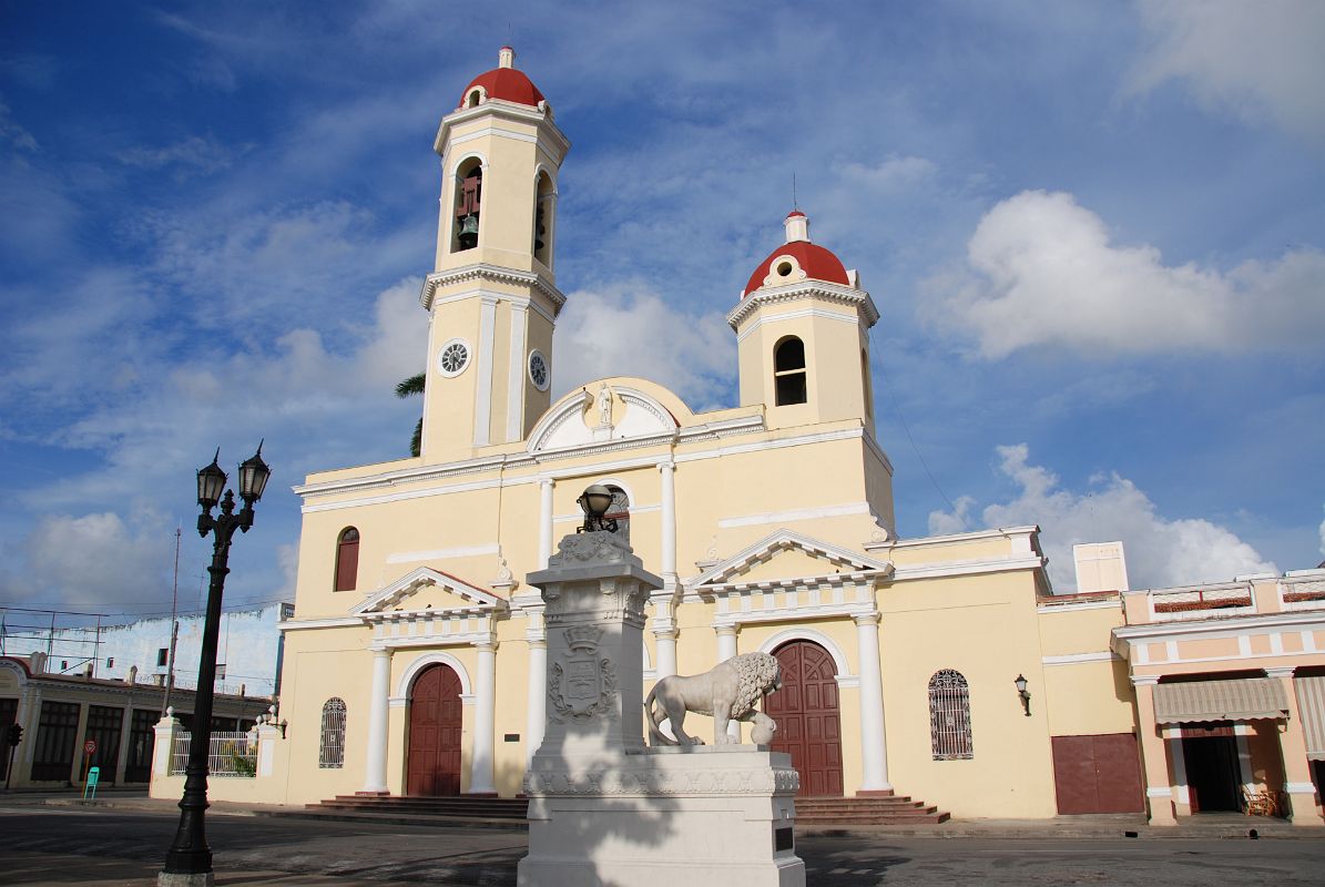 39 Cuba - Cienfuegos - Parque Jose Marti - Catedral de la Purisima Concepcion